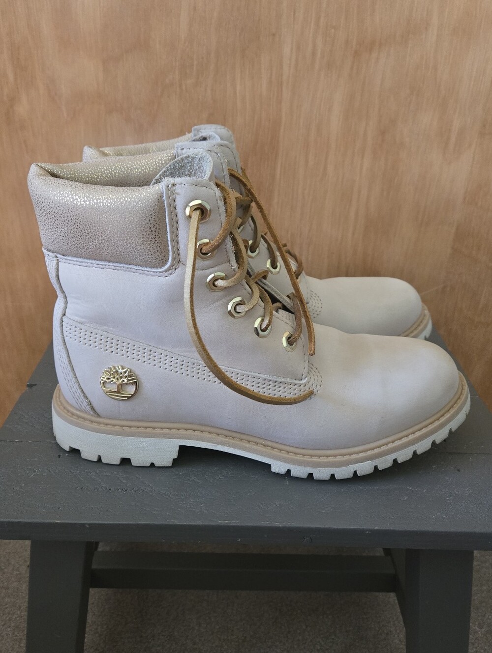 Timberland Women's A18L5 Tan /Gold Round Toe Lace-Up Boots Size 7.5, like new!